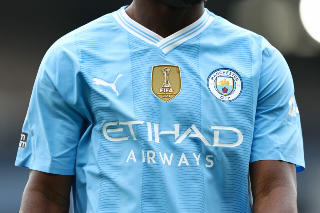 La camiseta del Manchester City, con el parche correspondiente al campeón del mundo