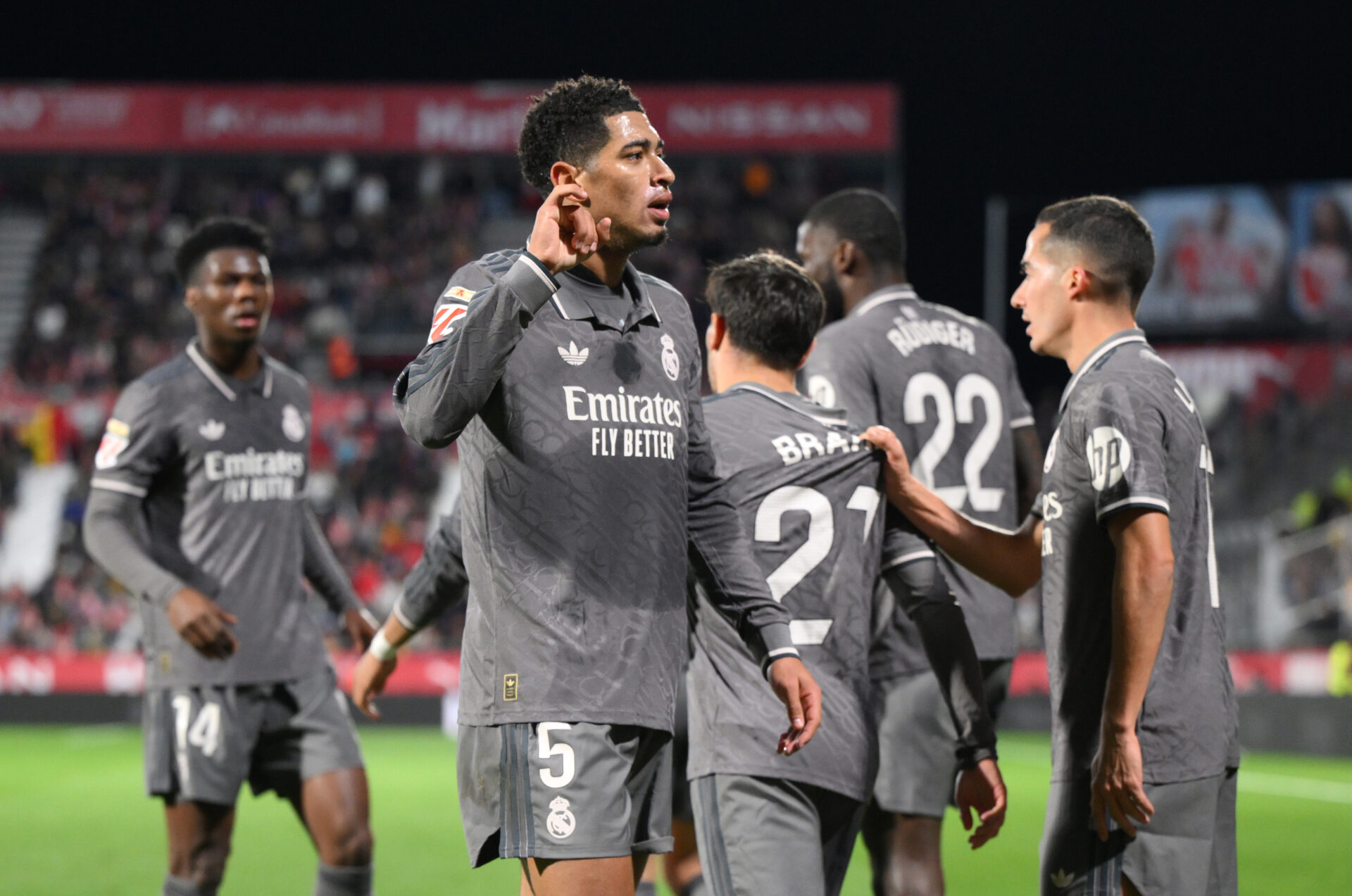 Jude Bellingham celebra un gol contra el Girona señalándose la oreja.