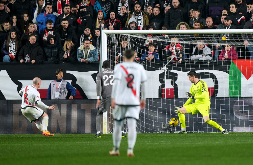 Isi Palazón remata ante Thibaut Courtois para poner el empate 3-3.