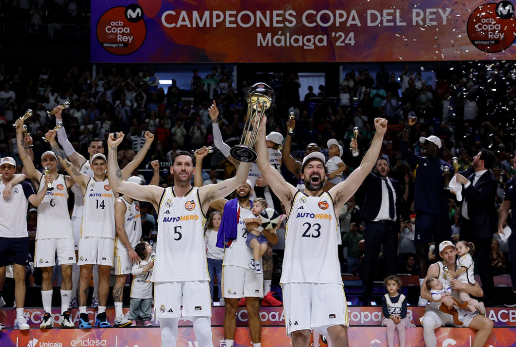 Rudy Fernández y Sergio Llull levantan el trofeo de la Copa del Rey 2024.