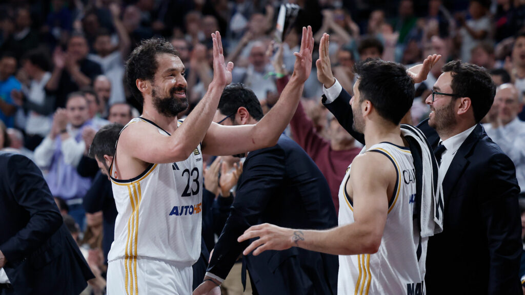 Sergio Llull saluda a Facundo Campazzo y a un miembro del cuerpo técnico.