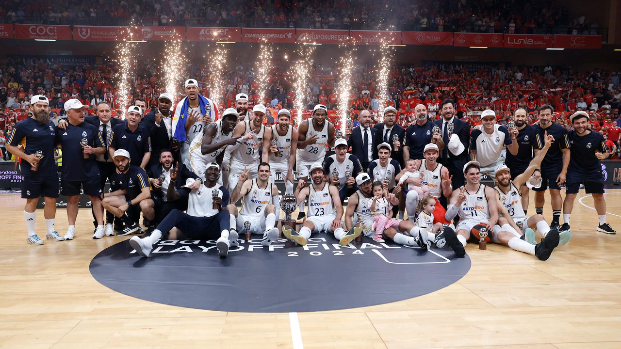 Los jugadores del Real Madrid posan con el título de la Liga Endesa 2024.