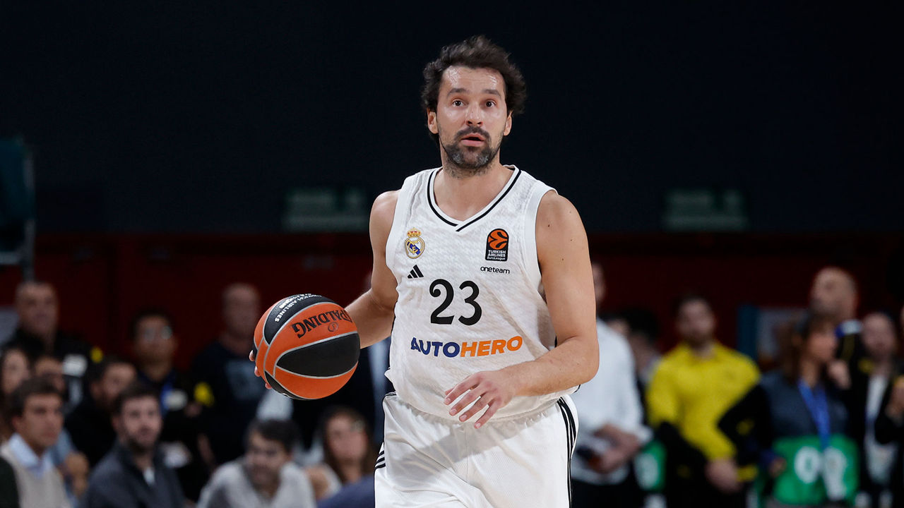 Sergio Llull bota la pelota con la camiseta del Real Madrid.