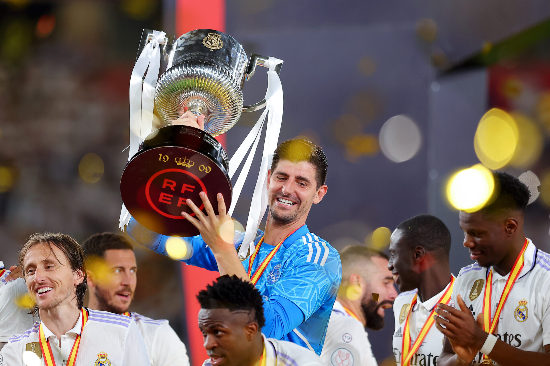 Thibaut Courtois levanta el trofeo de campeón de la Copa del Rey.