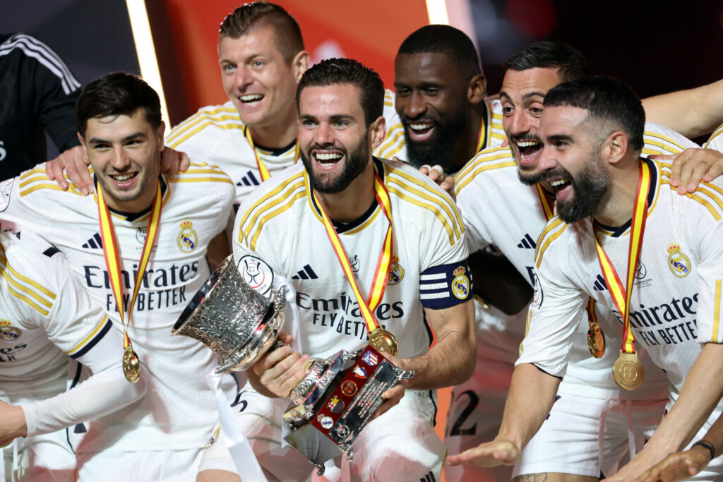 Nacho posa, junto a sus compañeros, con el trofeo de campeón de la Supercopa de España 2024.