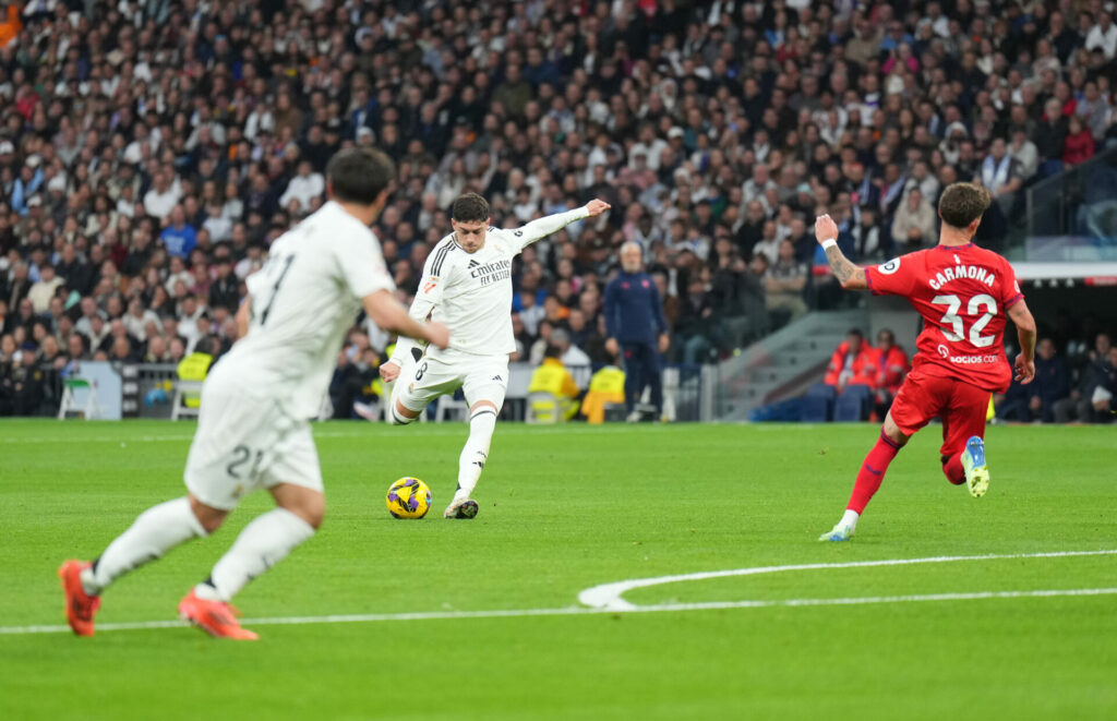 Fede Valverde chuta para hacer el 2-0 contra el Sevilla FC.