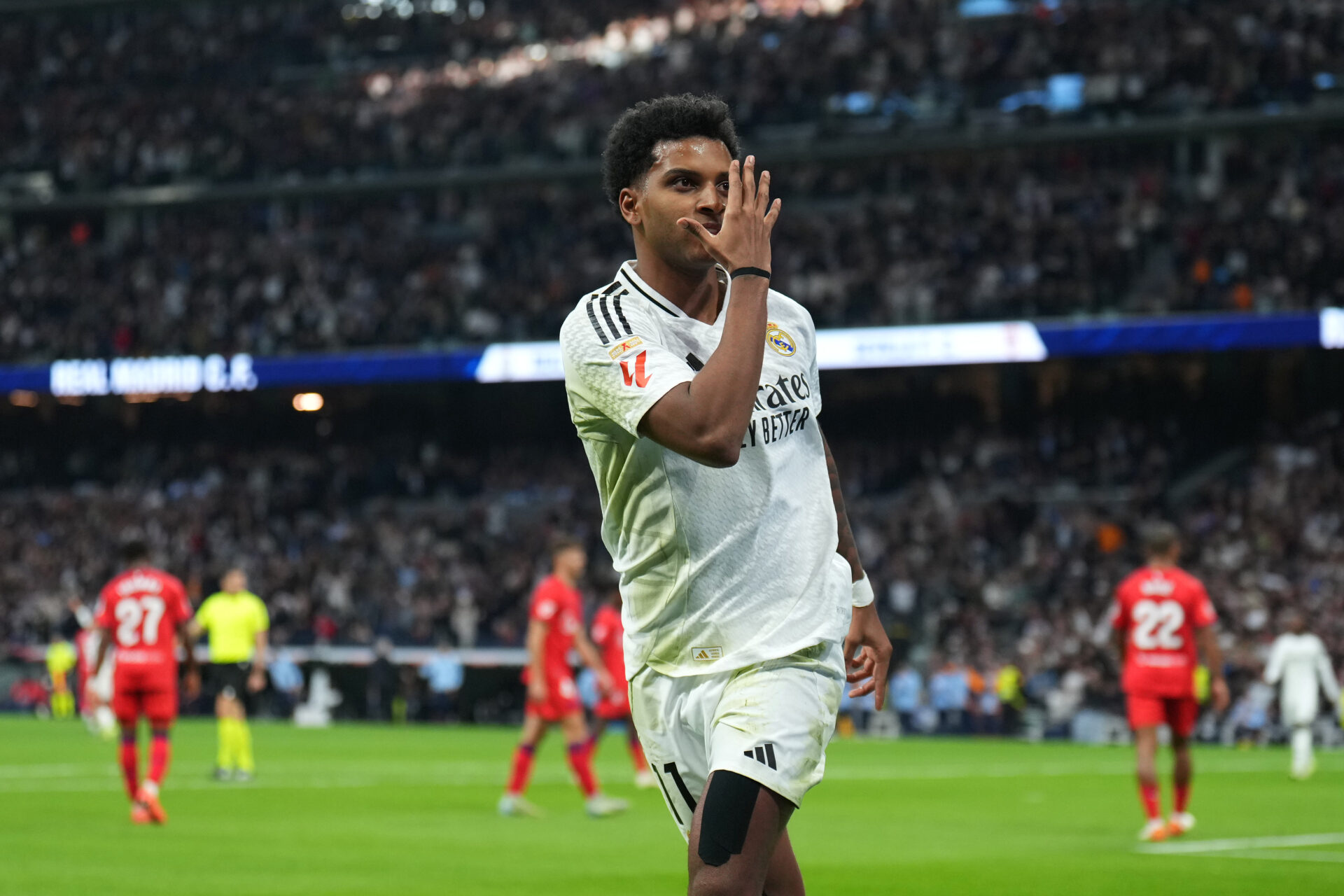 Rodrygo Goes celebra su gol contra el Sevilla FC en el Santiago Bernabéu.