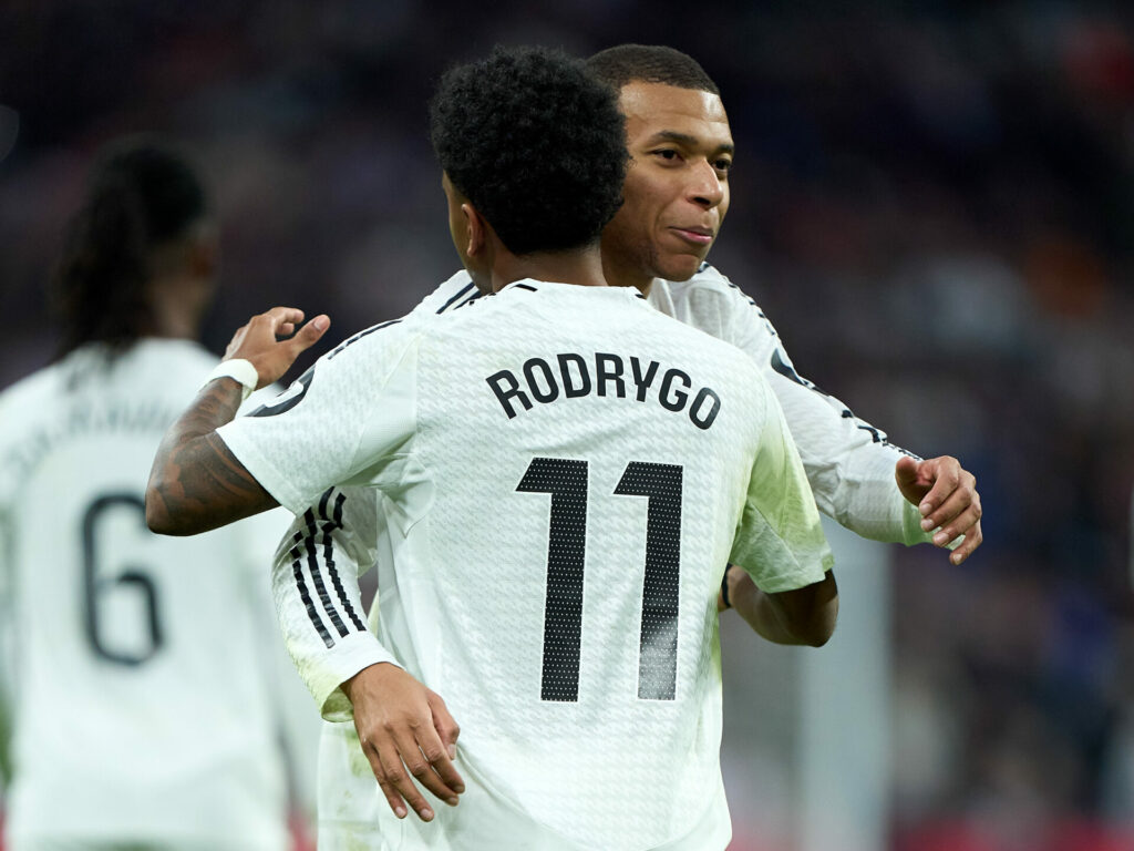 Rodrygo Goes y Kylian Mbappé se abrazan durante un partido del Real Madrid.