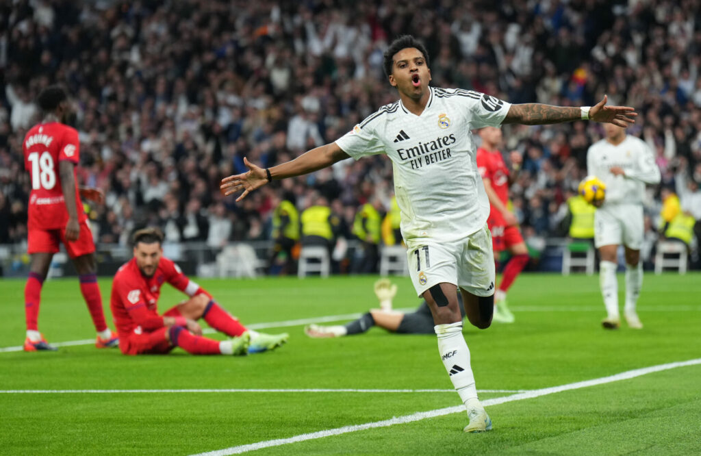 Rodrygo celebra su gol contra el Sevilla FC en el Estadio Santiago Bernabéu.