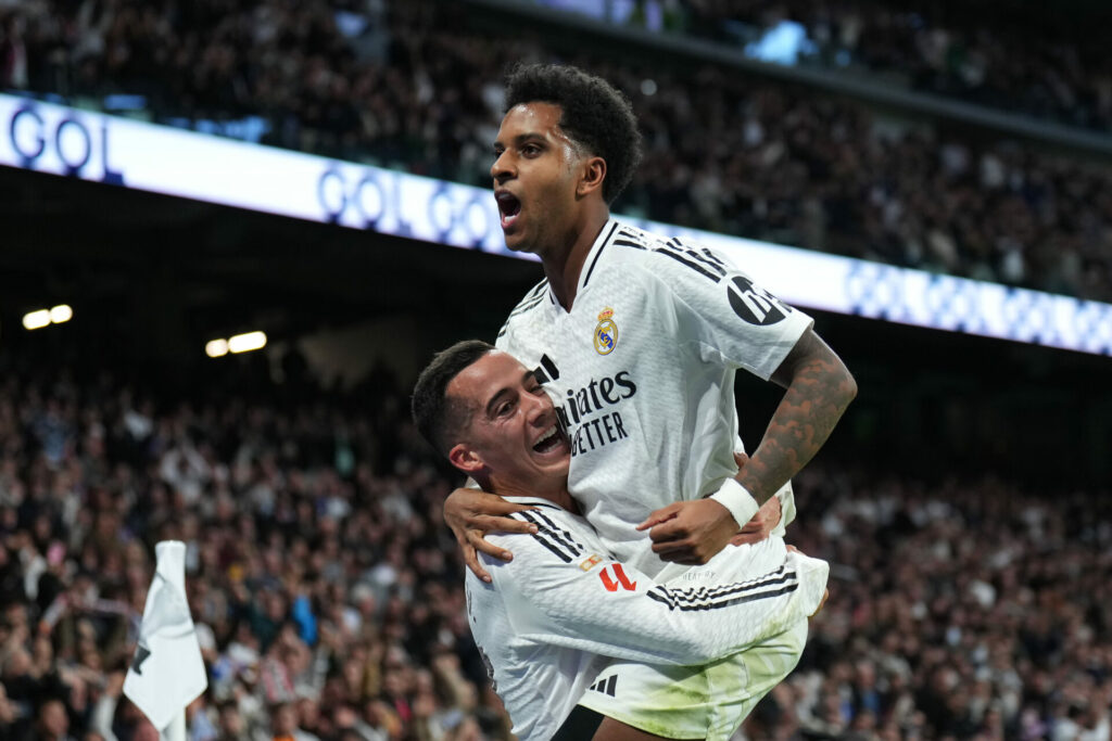 Rodrygo Goes y Lucas Vázquez celebran uno de los goles.