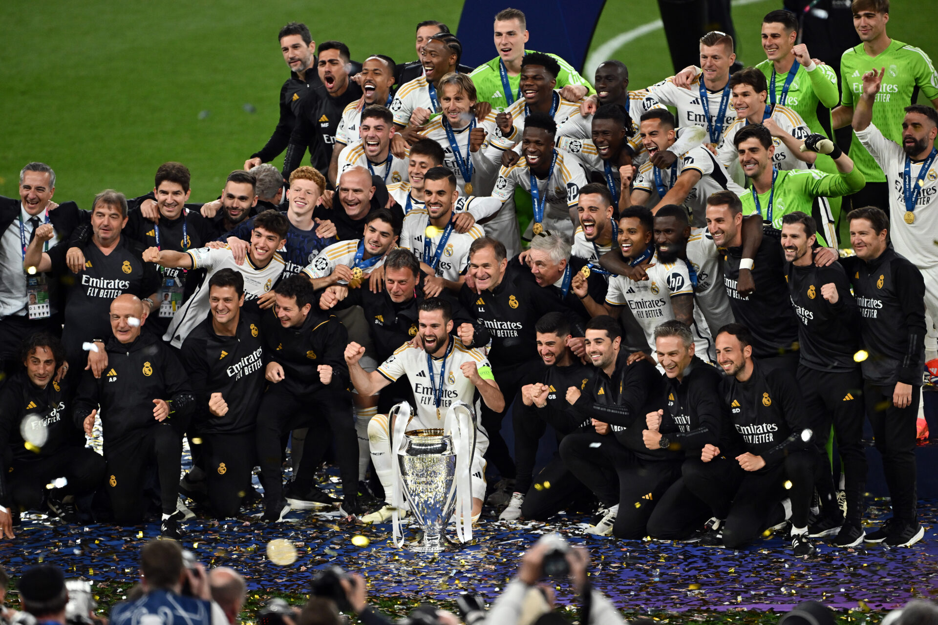 Los jugadores y el cuerpo técnico del Real Madrid posan con la Champions League en Wembley.