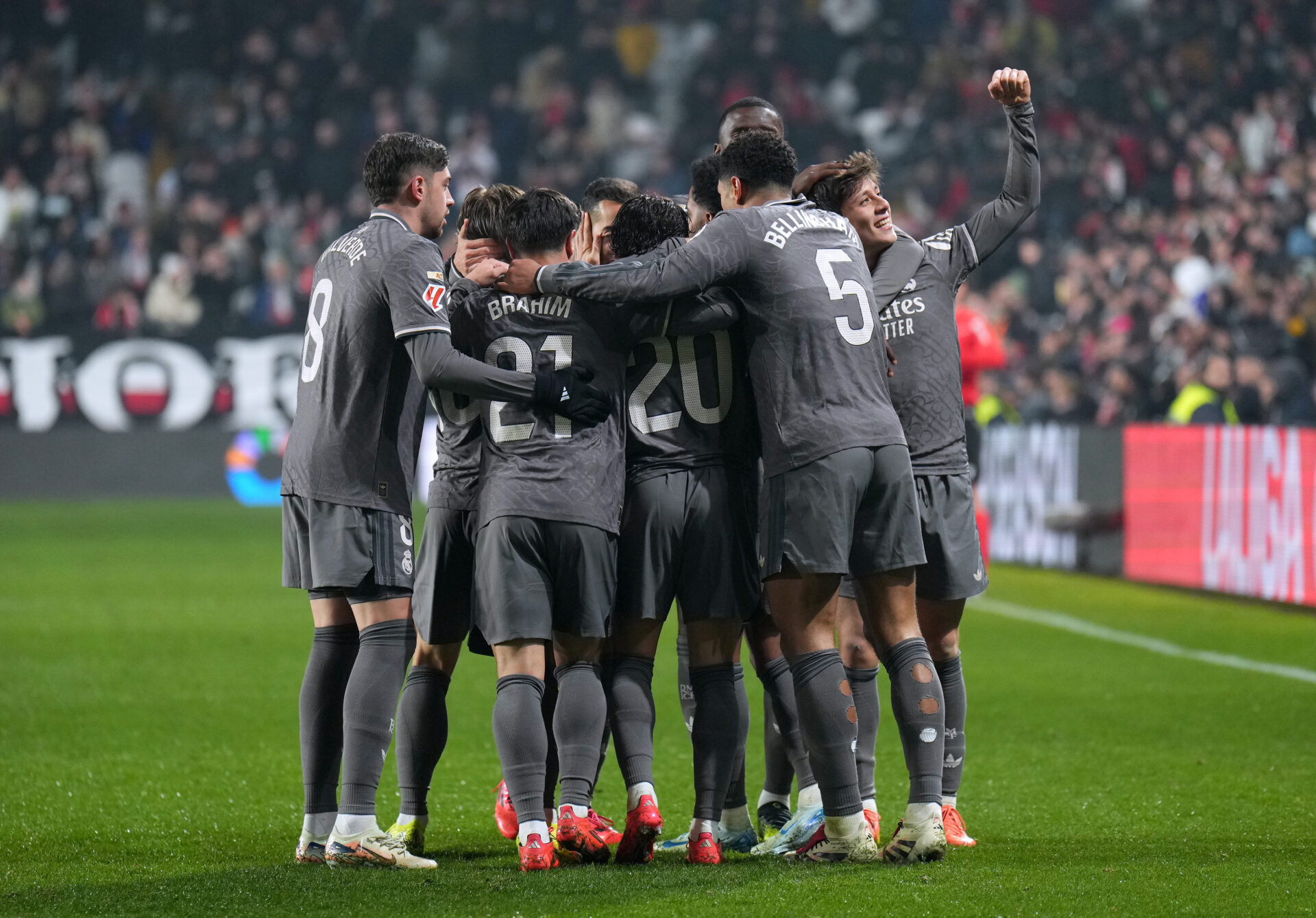 Los jugadores del Real Madrid se abrazan en el Estadio de Vallecas tras el gol de Rodrygo.