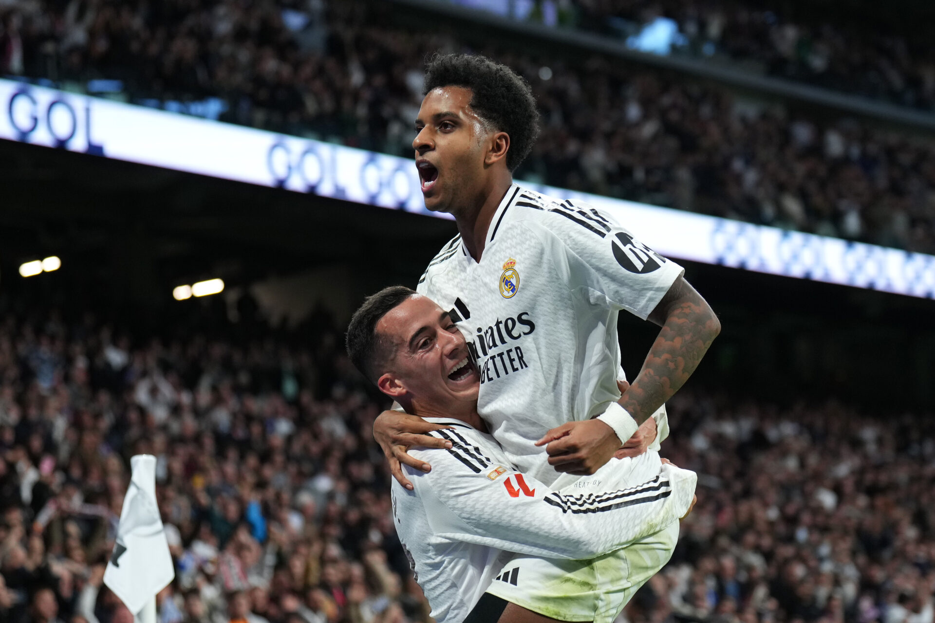 Rodrygo y Lucas Vázquez se abrazan después de un gol del Real Madrid.