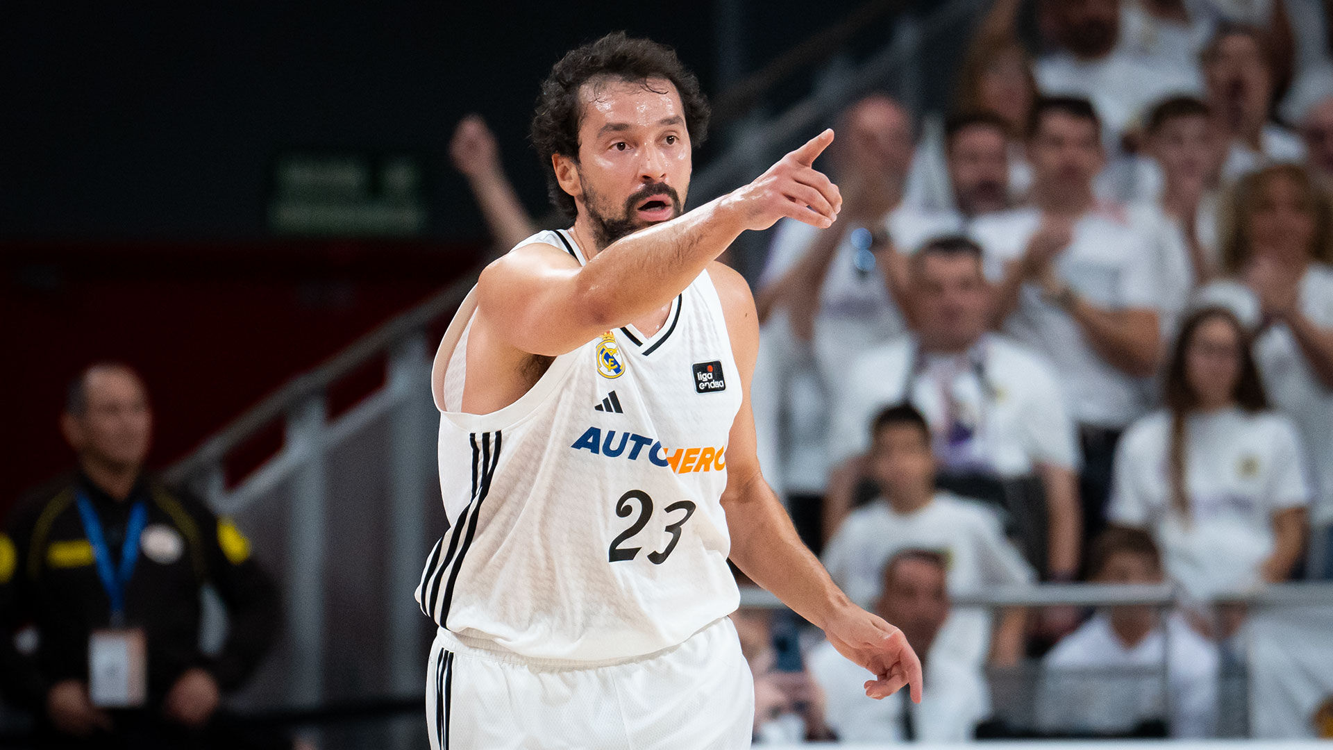 Sergio Llull señala con su dedo vistiendo la camiseta del Real Madrid