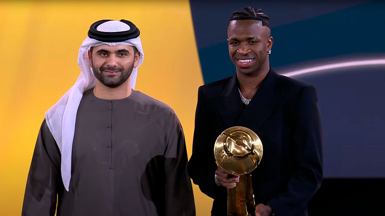 Vinicius Junior posa con el premio en la gala de los Globe Soccer Awards 2024