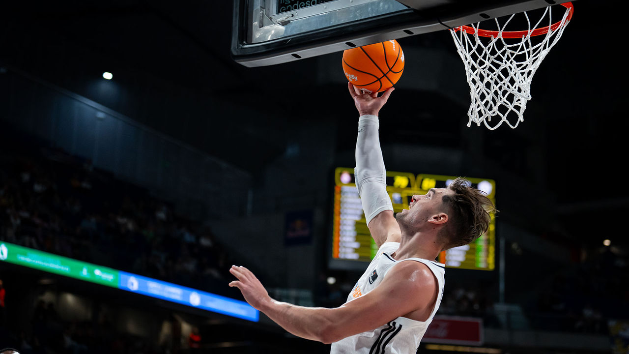 Mario Hezonja lanza a canasta en un partido del Real Madrid de baloncesto.