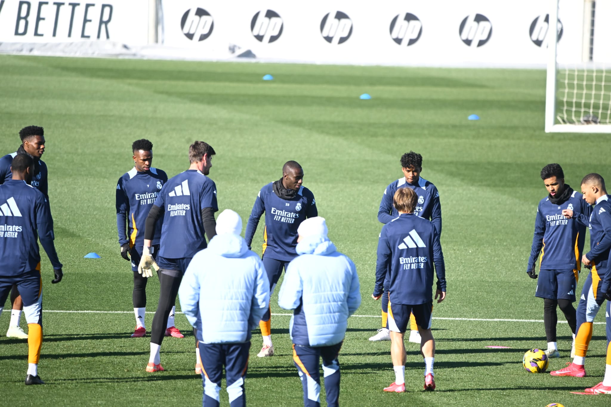 El Real Madrid preparó el partido contra el RCD Espanyol con la presencia de Alaba en el rondo de los teóricos titulares.