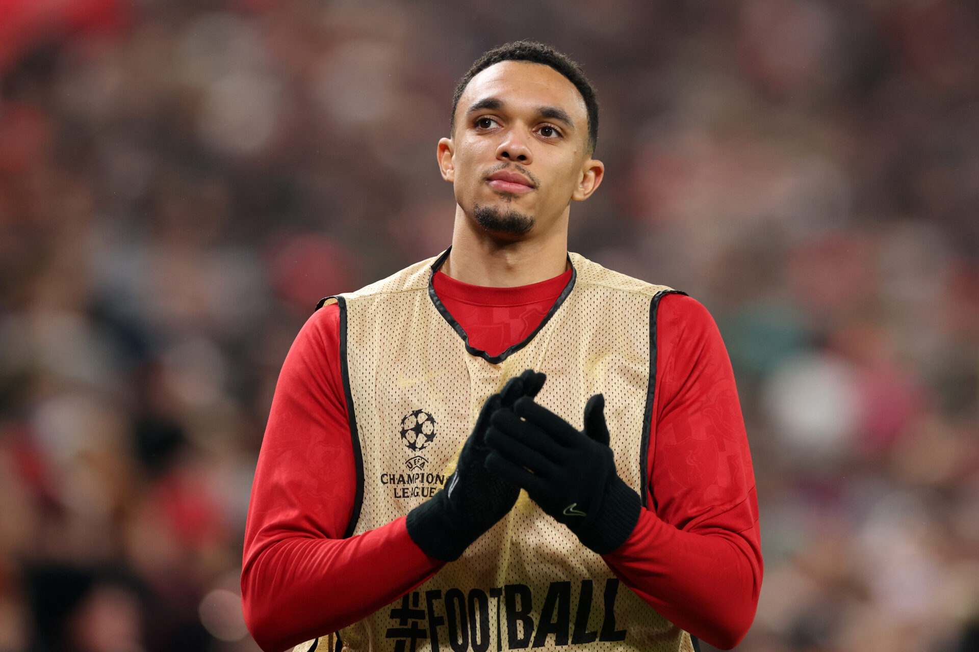 Trent Alexander-Arnold calentando con el Liverpool, club en el que seguirá militando después de enero.