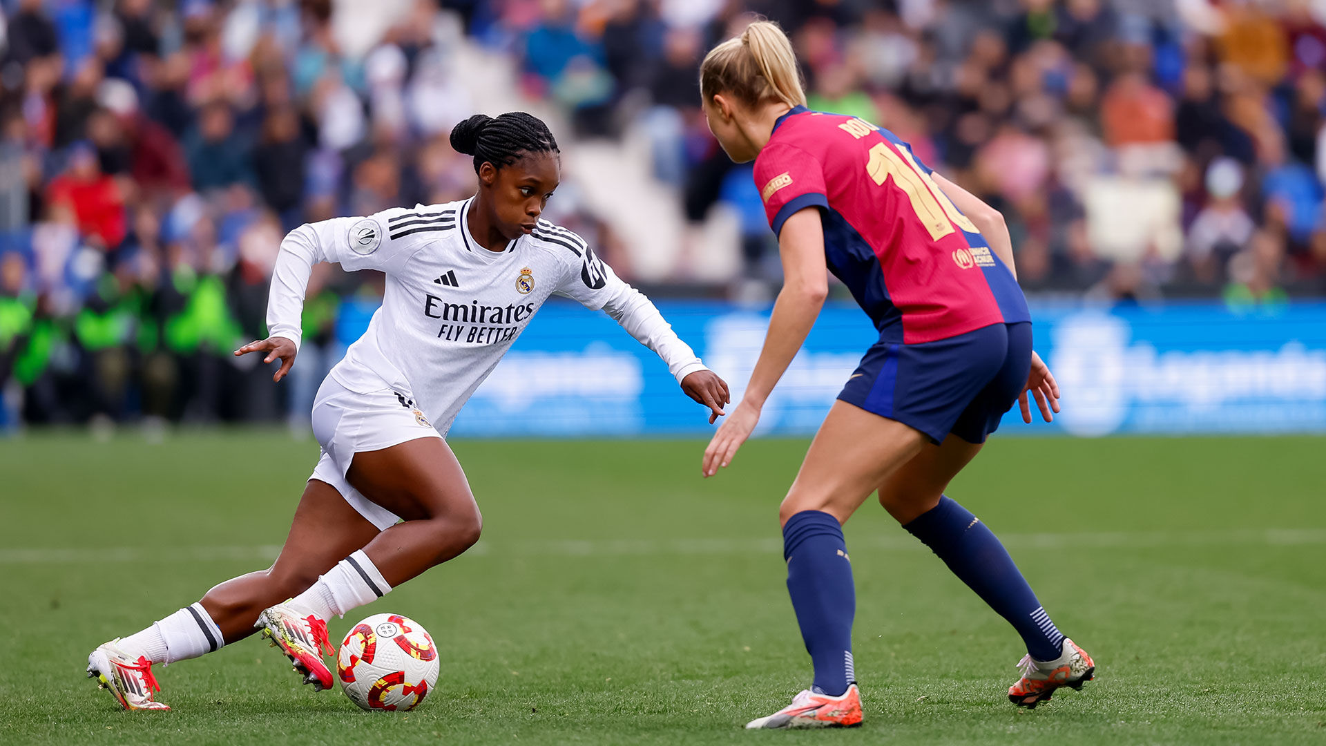 Linda Caicedo encara a Rolfo durante el Barcelona 5-0 Real Madrid Femenino.