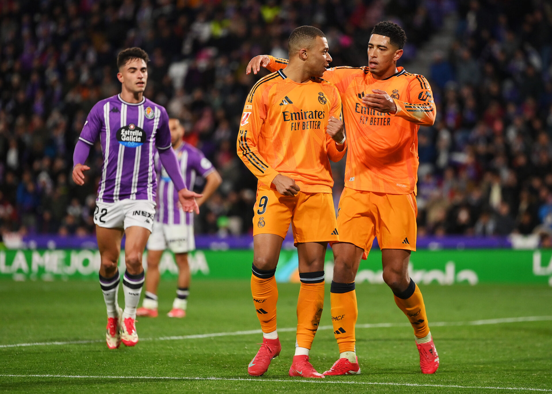 Jude Bellingham y Kylian Mbappé celebran uno de los goles del francés al Real Valladolid.