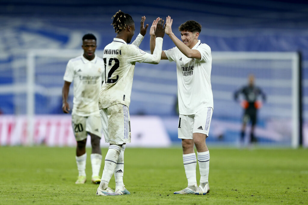 Camavinga felicita a Mario Martín durante un partido con el Real Madrid.