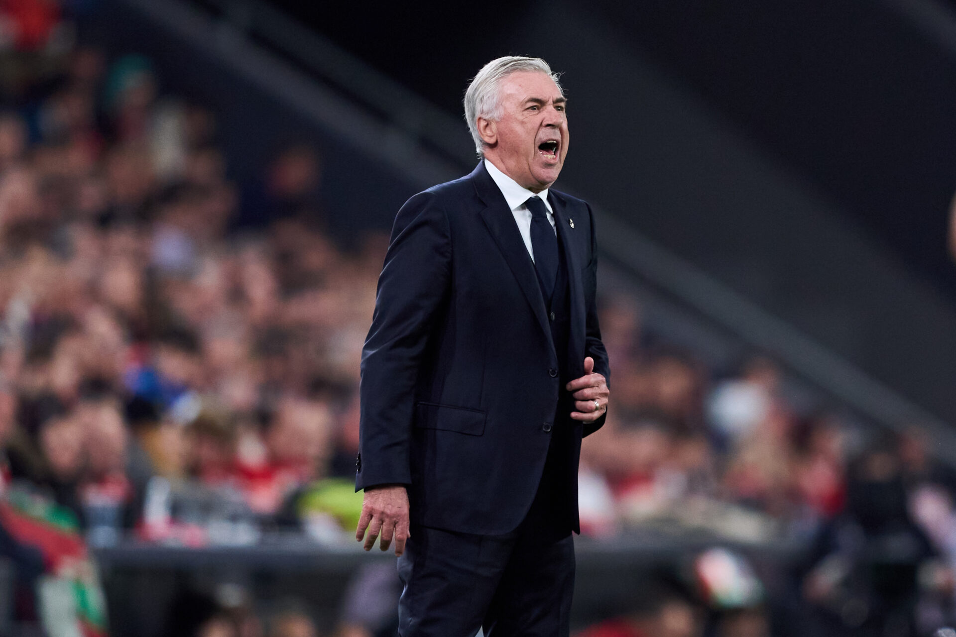 Carlo Ancelotti grita a uno de sus jugadores para transmitir órdenes.