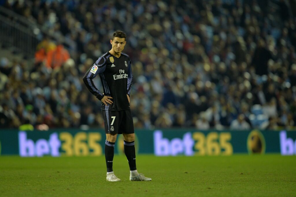 Cristiano Ronaldo, cabizbajo después de que el Real Madrid cayese eliminado contra el Celta de Vigo en la Copa del Rey 2016-17.