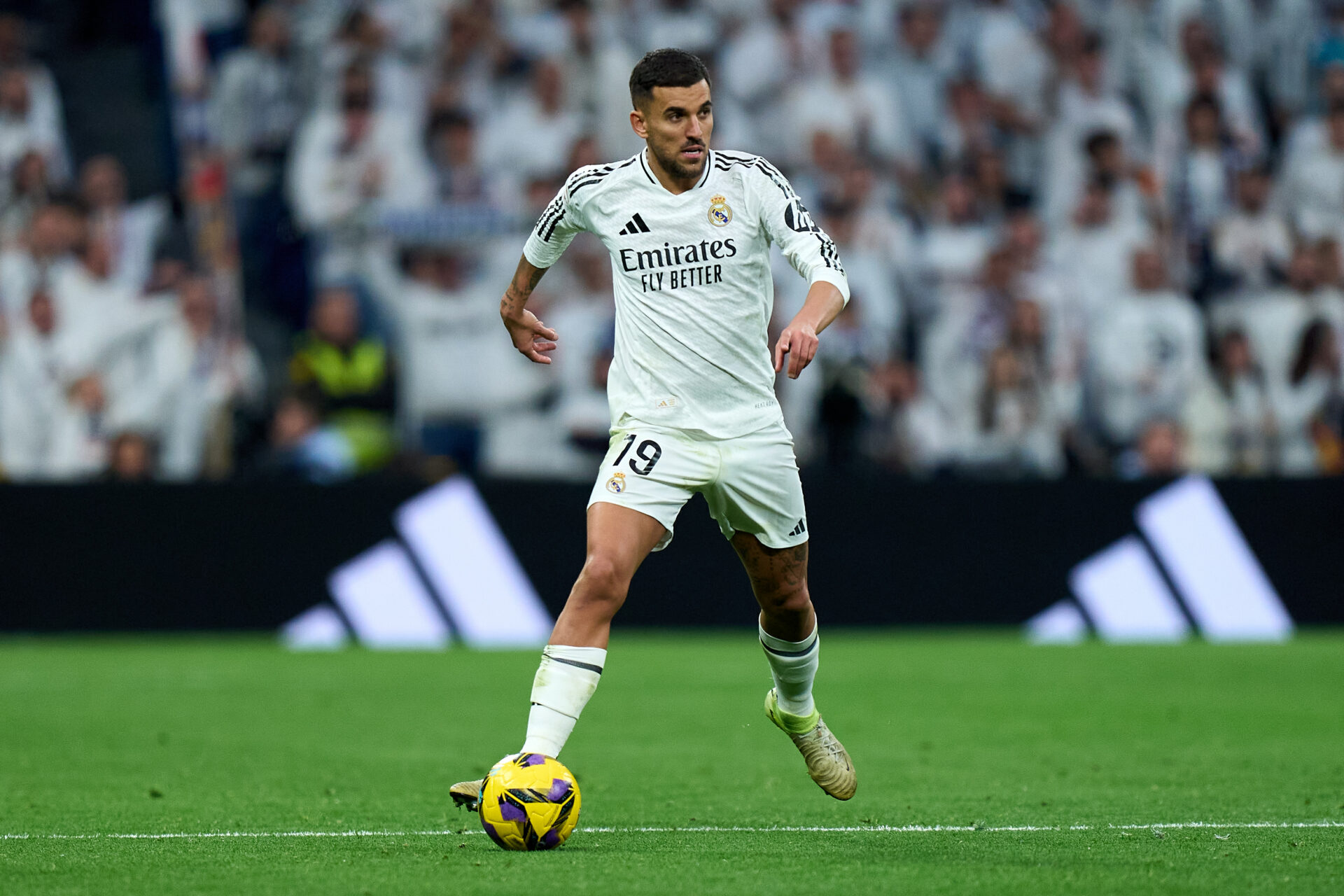 Dani Ceballos controla un balón durante el partido contra Las Palmas