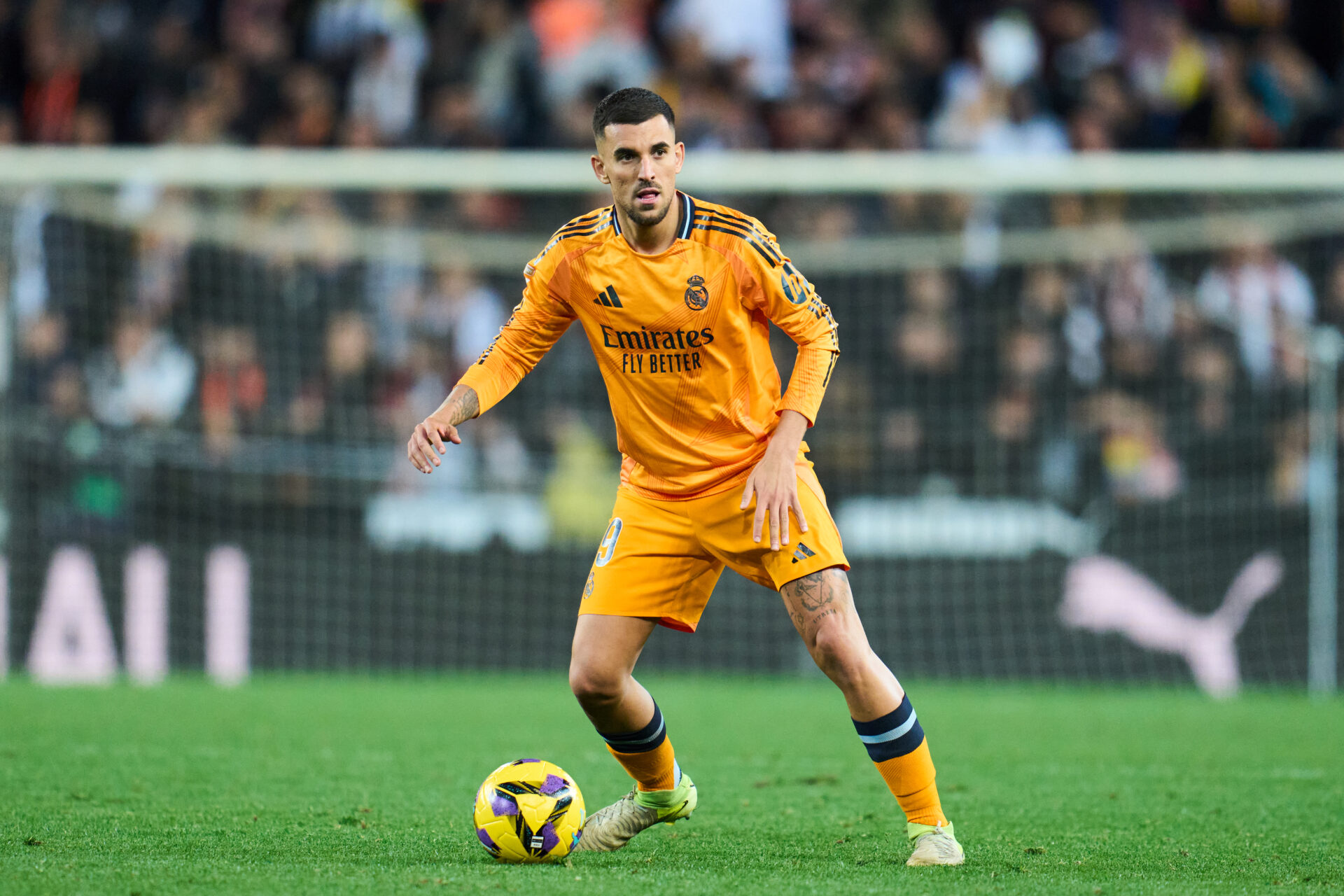 Dani Ceballos controla la pelota en Mestalla.