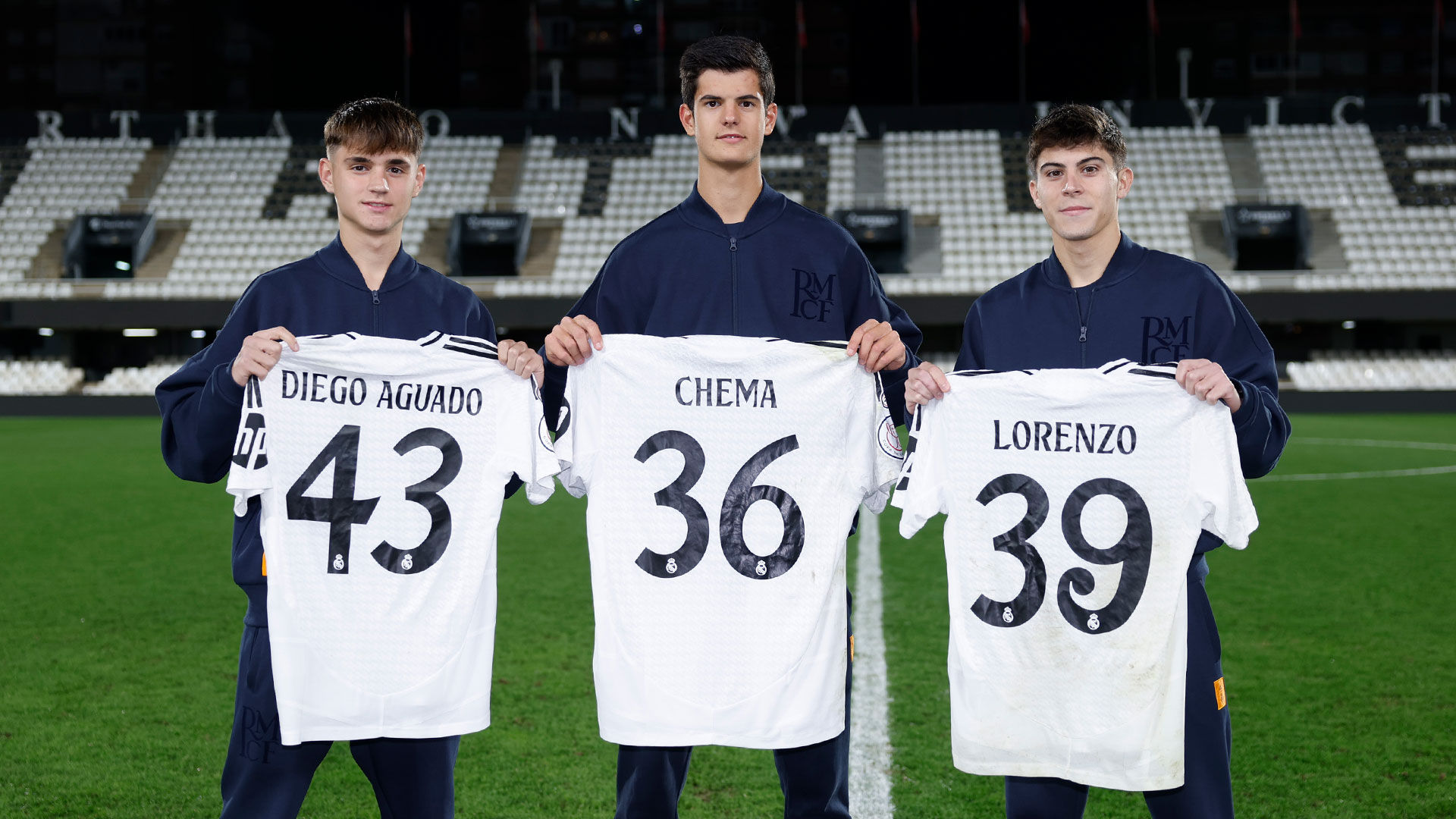 Diego Aguado, Chema y Lorenzo posan con su camiseta del Real Madrid tras debutar contra la Deportiva Minera.