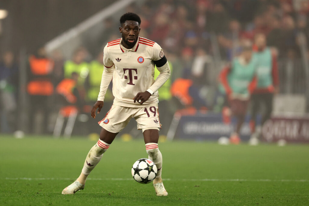 Alphonso Davies, controla la pelota, con la camiseta del Bayern.