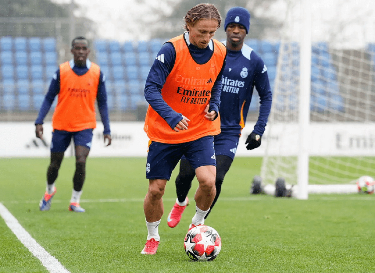 Lamini Fati, al fondo de la imagen, junto a Modric y Vinicius