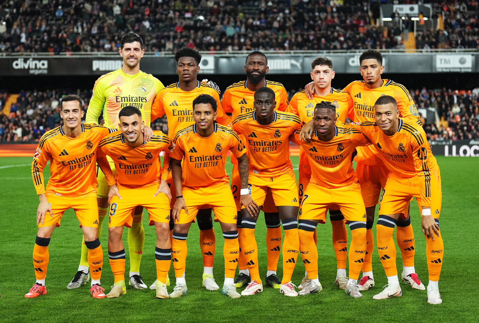 Los jugadores del Real Madrid posan para la foto oficial antes del partido contra el Valencia.