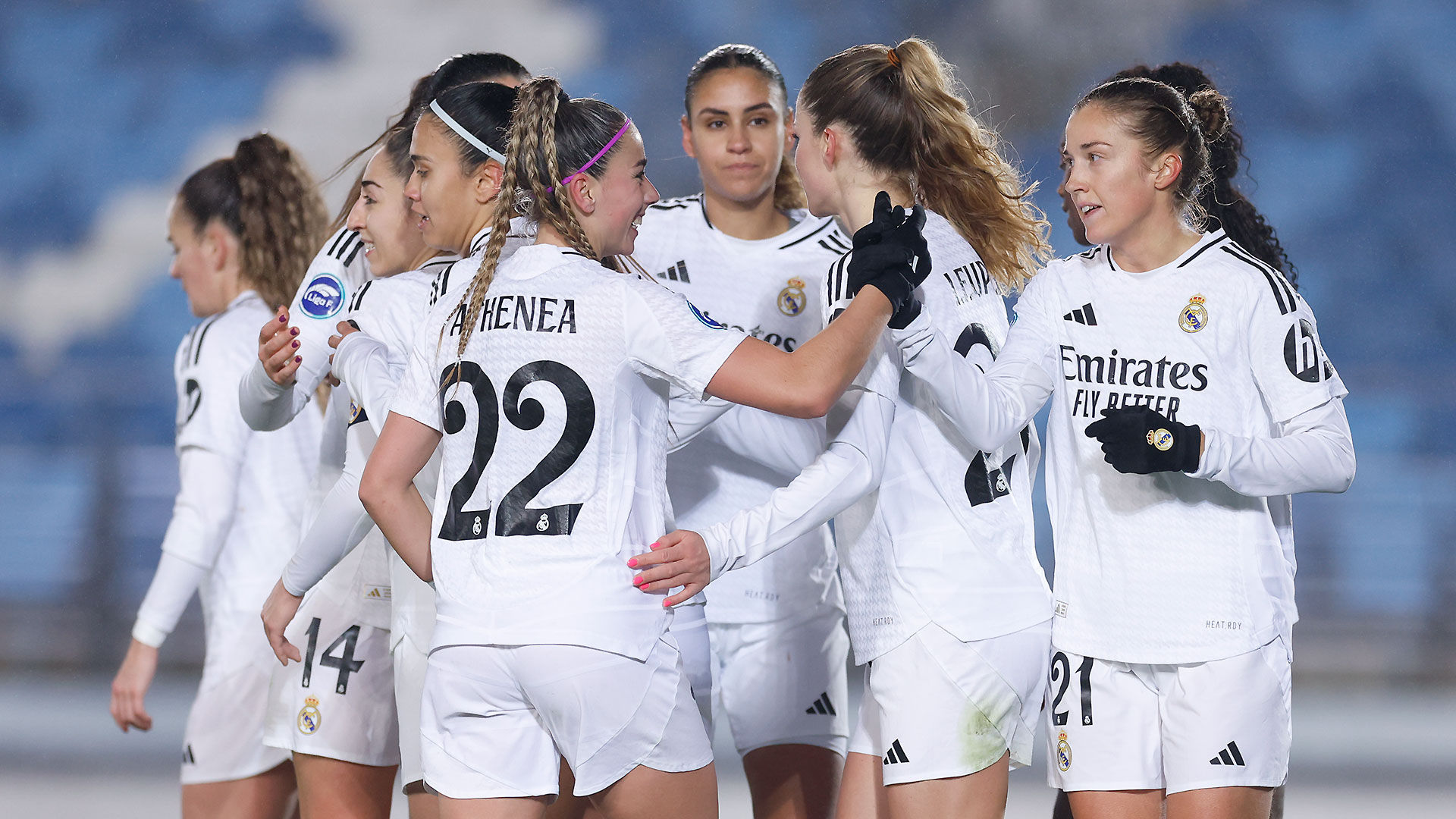 Las jugadoras del Real Madrid Femenino celebran un tanto contra el Levante