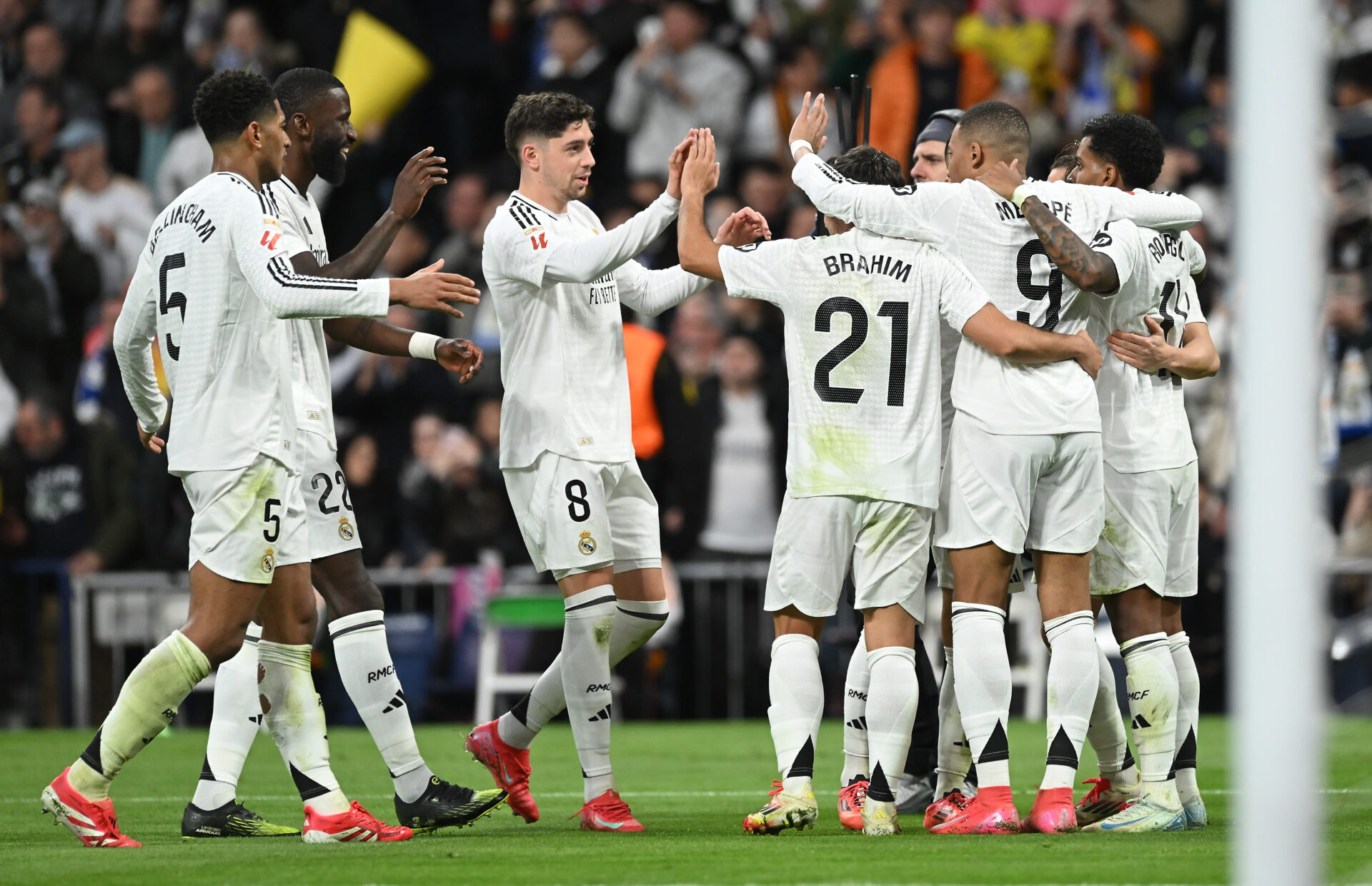 Los jugadores del Real Madrid celebran un gol contra Las Palmas, el último partido antes de retomar la Champions League contra el RB Salzburg.