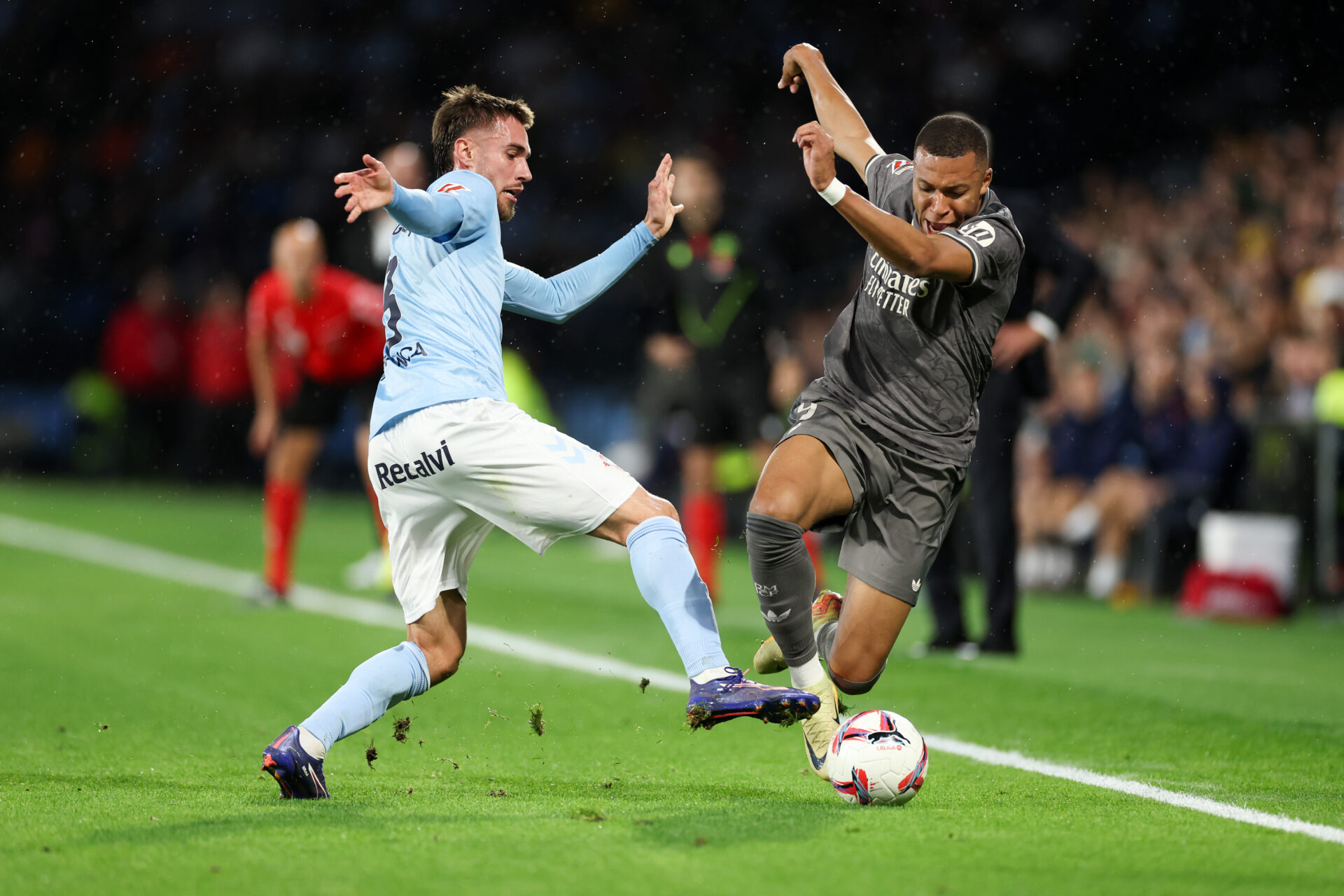 Mbappé regate a Mingueza en el Celta - Real Madrid.