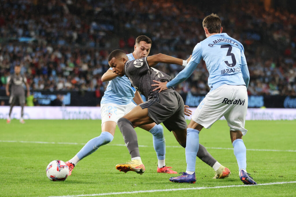 Mbappé encara a dos jugadores del Celta de Vigo