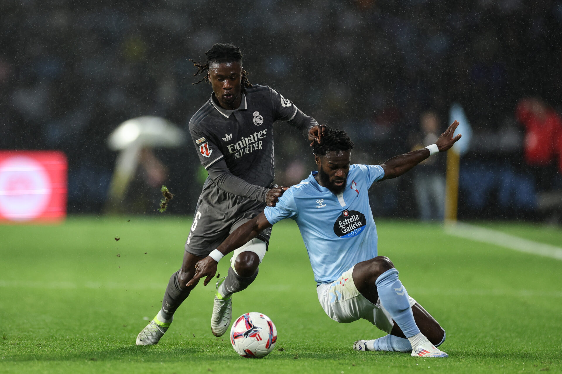 Camavinga (Real Madrid) y Bamba (Celta) pugnan por una pelota.