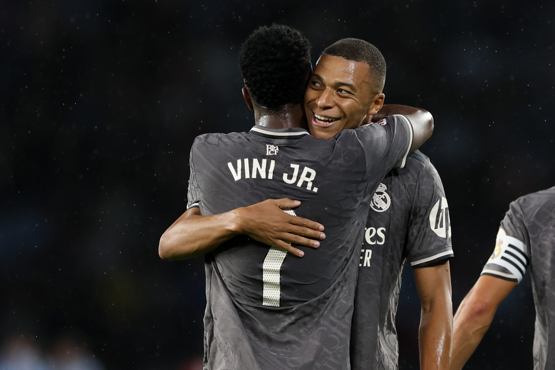 Vinicius y Mbappé se abrazan.