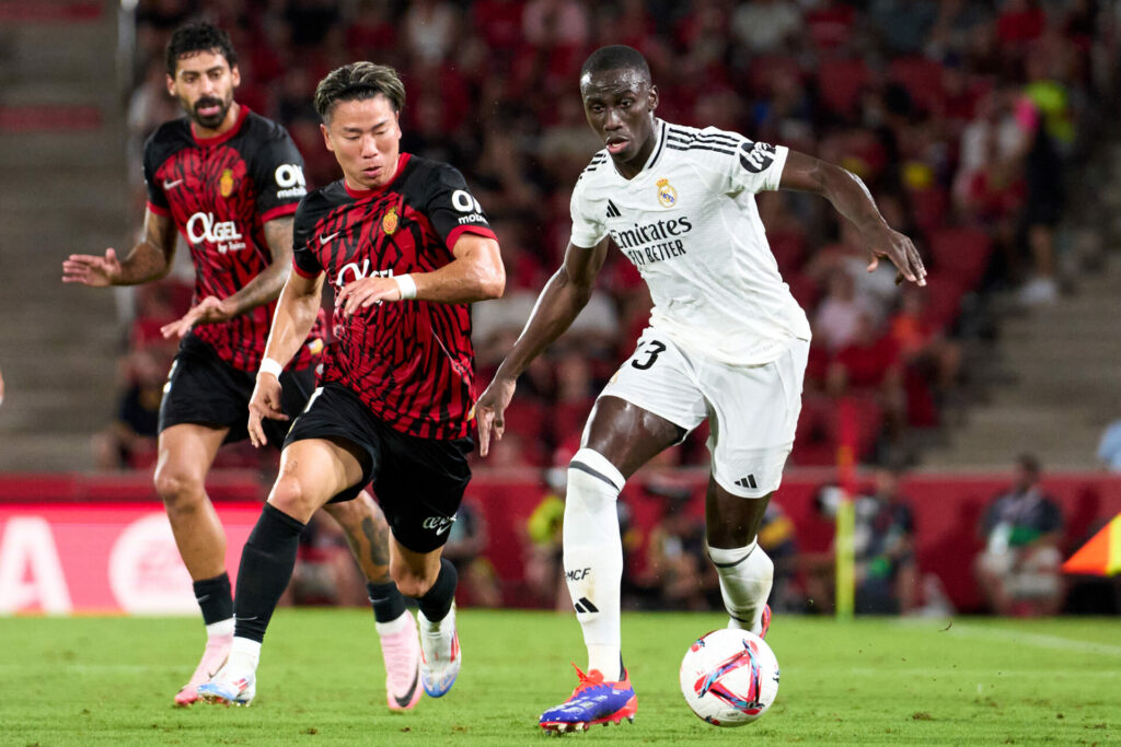 Ferland Mendy controla un balón durante el Mallorca - Real Madrid.