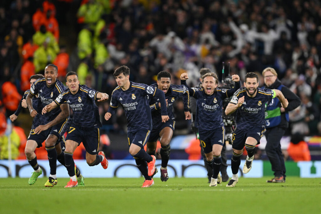 Los jugadores del Real Madrid corren para celebrar después de eliminar al Manchester City en la tanda de penaltis de la temporada 2023-24.