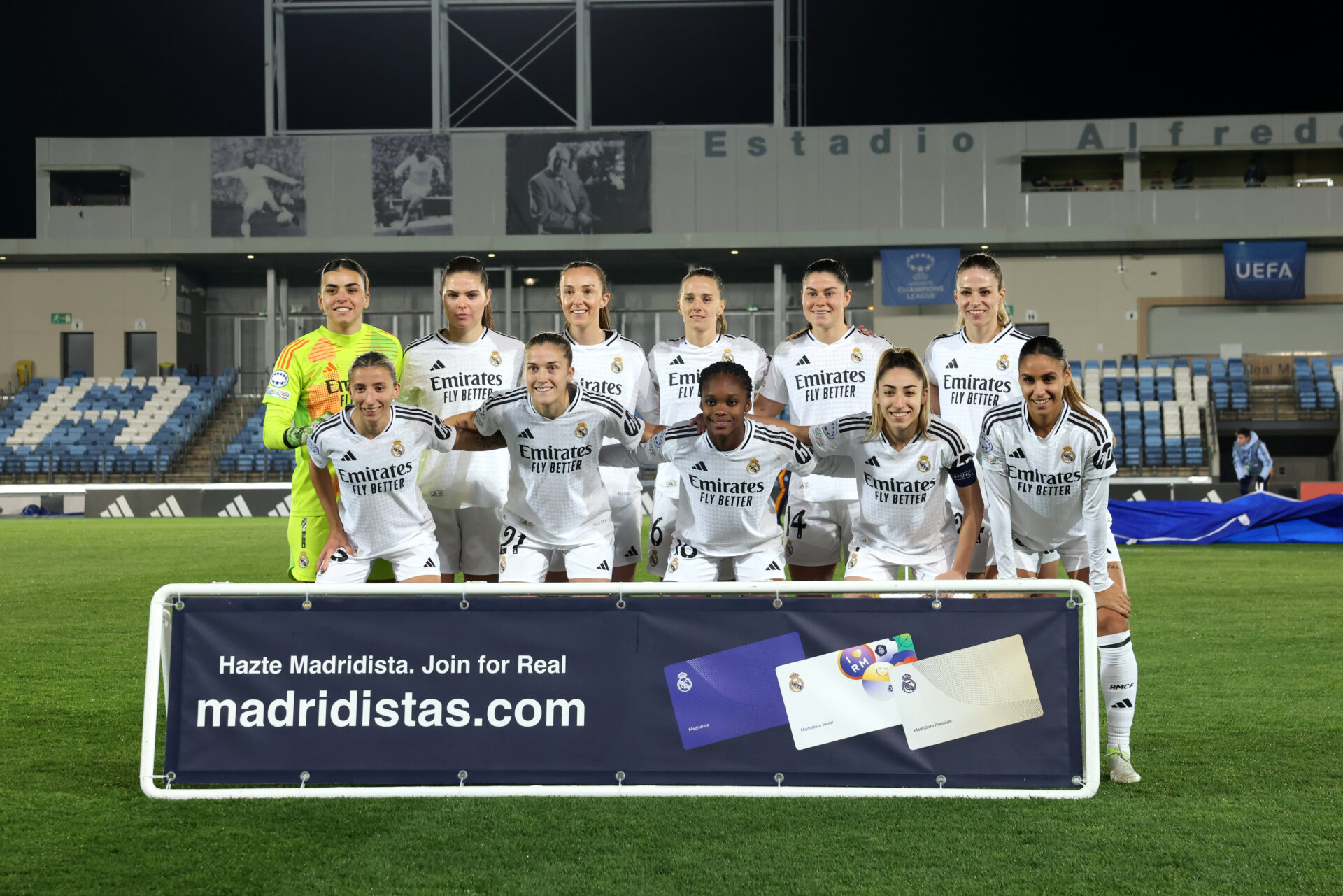 Las jugadoras del Real Madrid femenino posan para la foto antes de su partido contra el Chelsea.