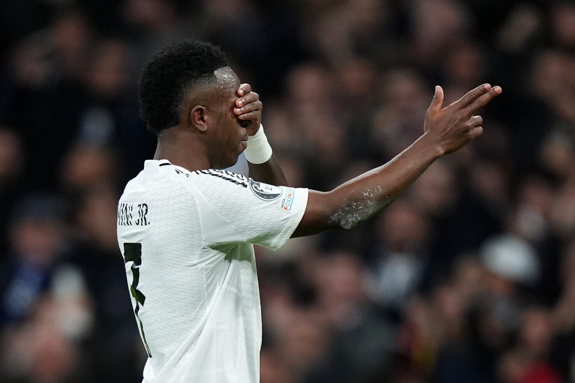 Vinicius Junior celebra su gol contra el RB Salzburg en la Champions League.