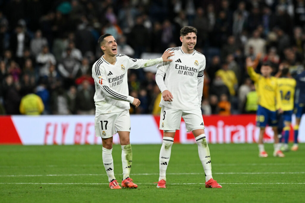 Lucas Vázquez y Valverde se ríen durante el partido contra Las Palmas.