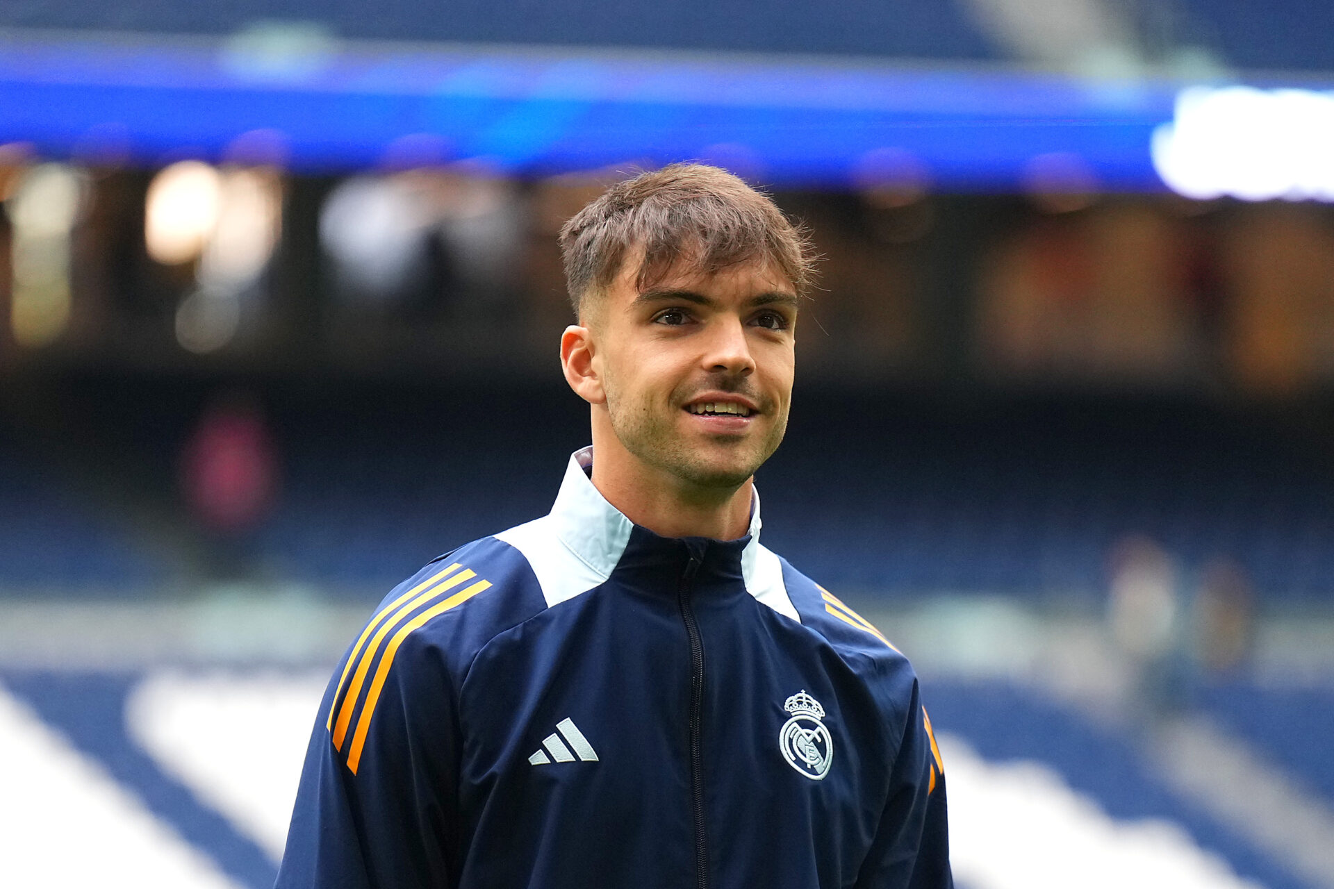 Raúl Asencio, con el chándal del Real Madrid.