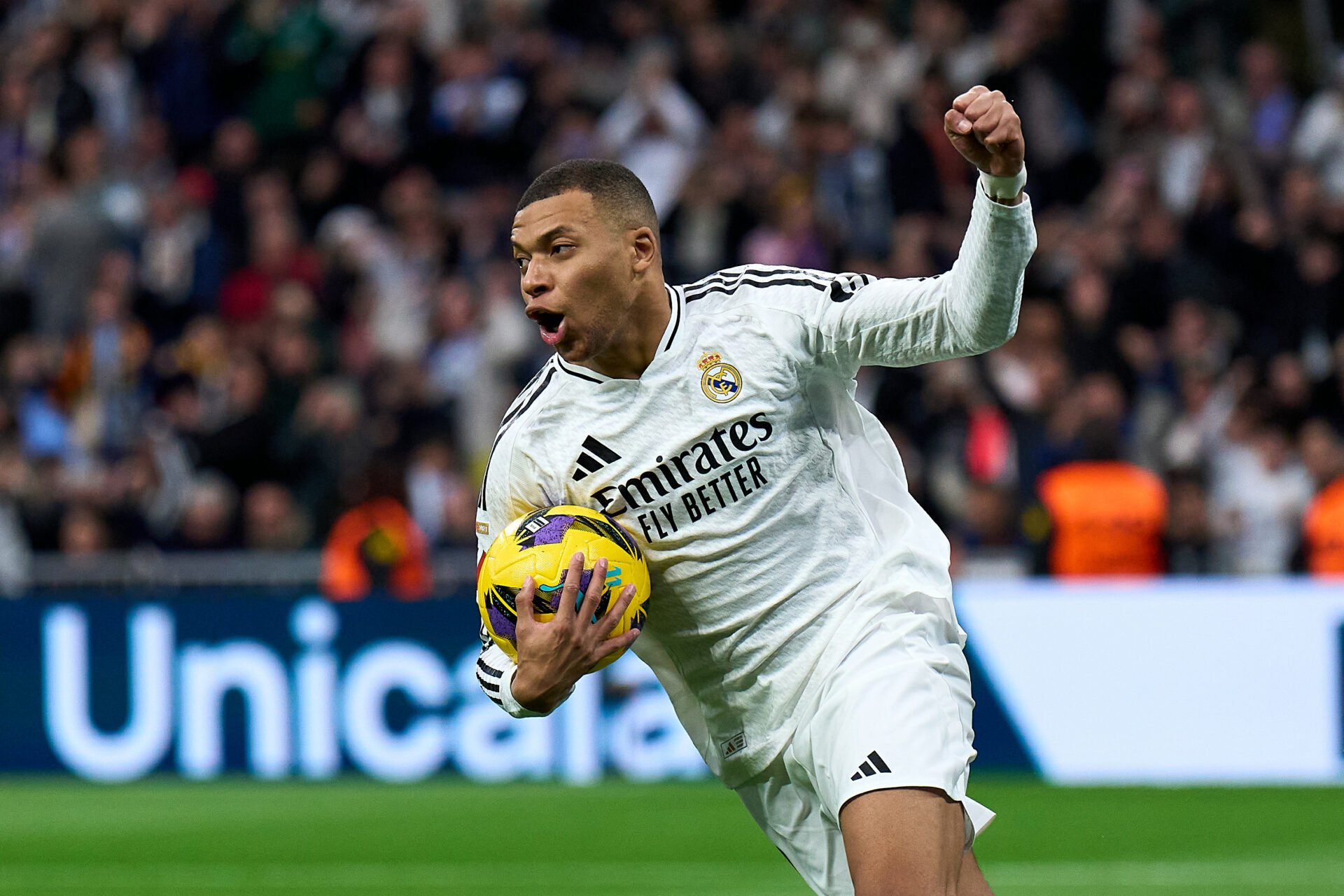 Kylian Mbappé, con la pelota en su mano derecha, después de marcar a Las Palmas.