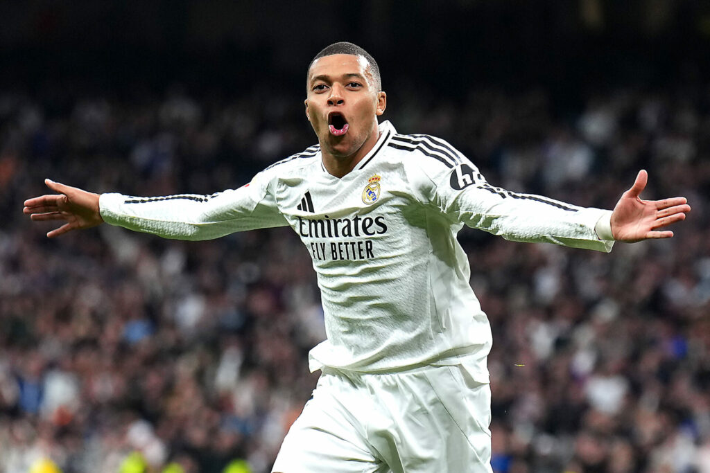 Kylian Mbappé celebra un gol con la camiseta del Real Madrid.