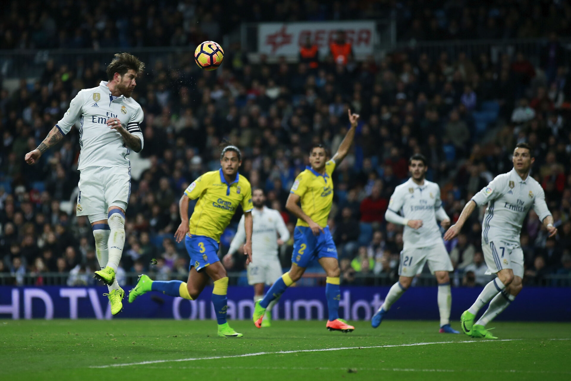 Sergio Ramos remata de cabeza contra Las Palmas en la temporada 2016-17.