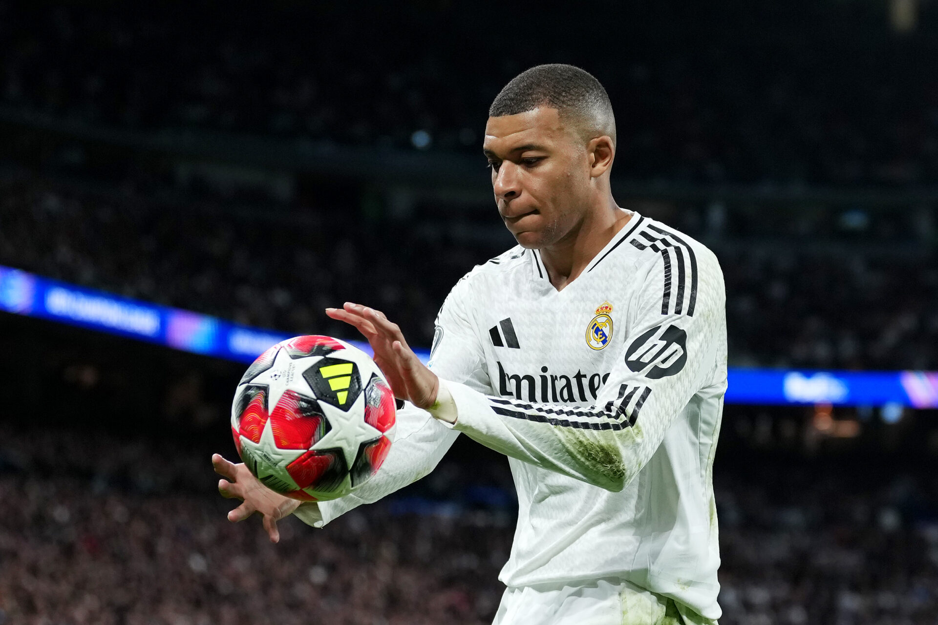 Kylian Mbappé, jugador del Real Madrid, controlando el balón de la Champions League antes de la última jornada clave para el pase a octavos de final.