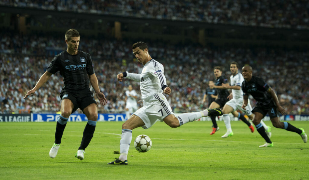 Cristiano Ronaldo marca el gol de la victoria en el Real Madrid - Manchester City de la fase de grupos de 2012-13.